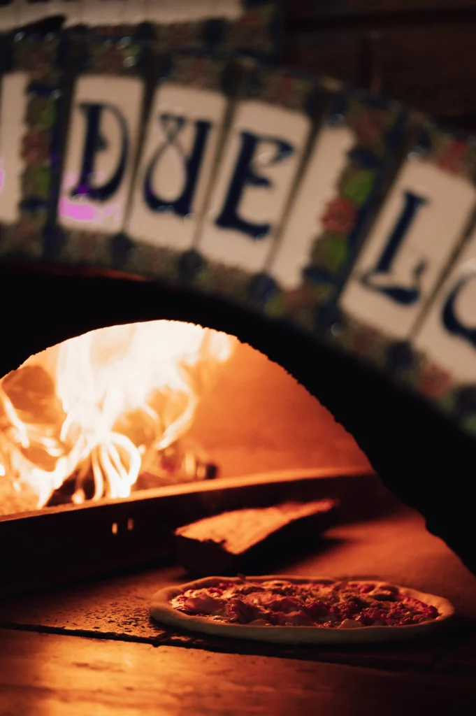 Pizzeria con Forno a Legna